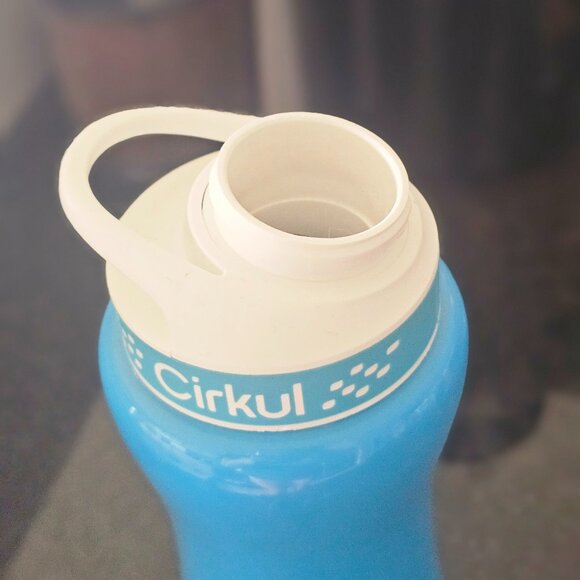 Cirkul Blue Insulated Water Bottle & Comfort Grip Lid 22 oz - Picture 1 of 3